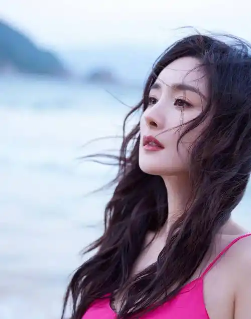 杨幂的浪漫海边风格,粉色连衣裙给她如梦如幻的浪漫体验_魅力_阳光