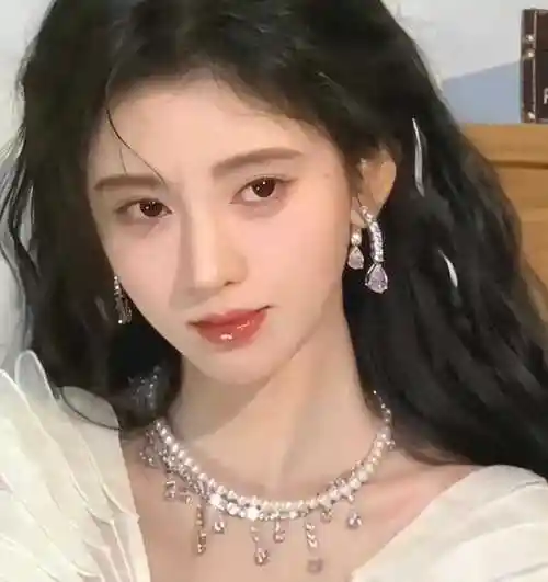 鞠婧祎素颜照引发热议,网友惊呼:颜值逆天!