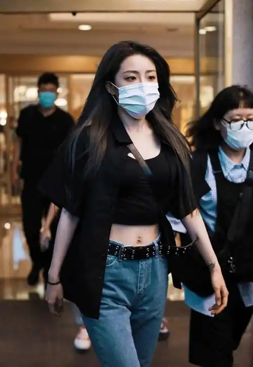 下半身搭配一条深蓝色的时尚牛仔裤,虽然说是时尚的款式,但是喻言穿在