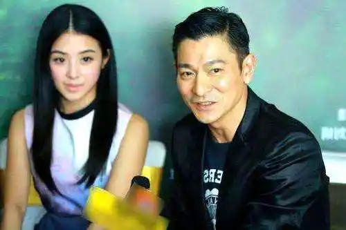 刘德华深夜叫张含韵来房间张含韵当场吓哭经纪人却笑她太傻