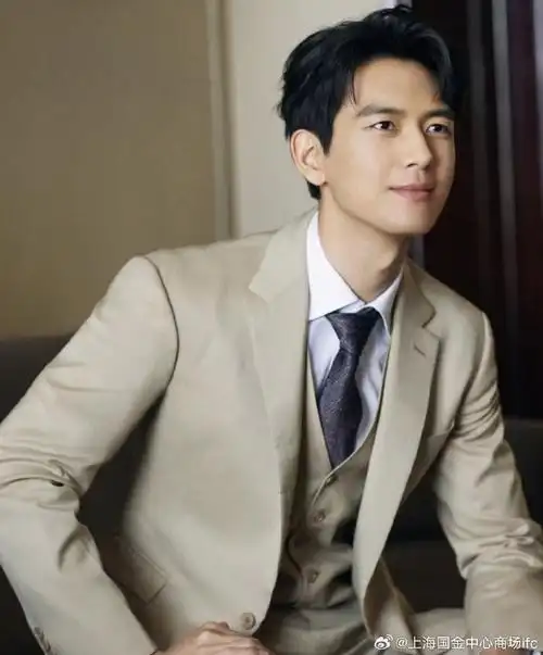 演员@李现ing身着ralph lauren purple label 24春夏系列西装亮相电视