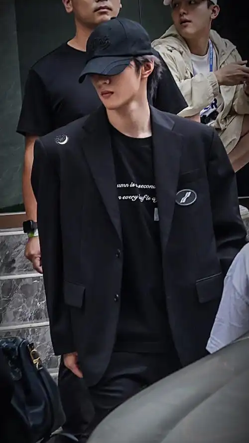 刘耀文全员加速中路透##刘耀文衣服上好多笑脸