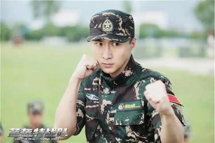 在启动仪式上,作为电视剧《蓝盔特战队》的剧组代表,崔绍涵与李溪芮等