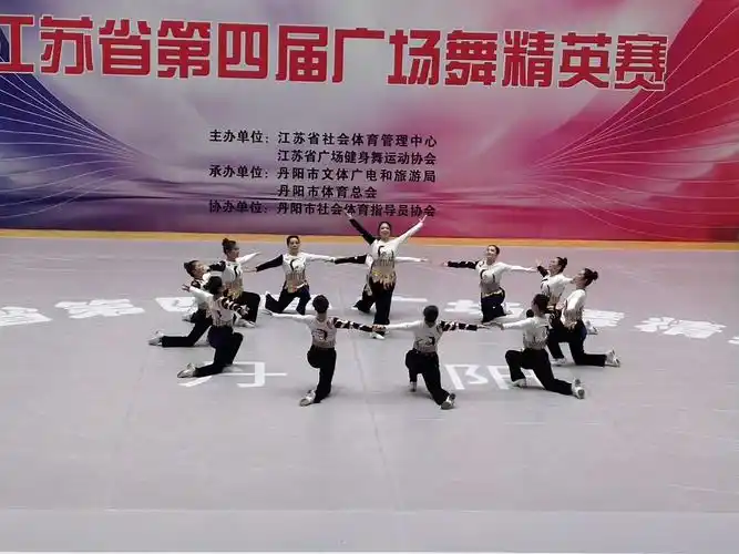 镇江市谏壁街道的轻舞飞扬舞蹈队,克服种种困难,在没有任何技术指导的