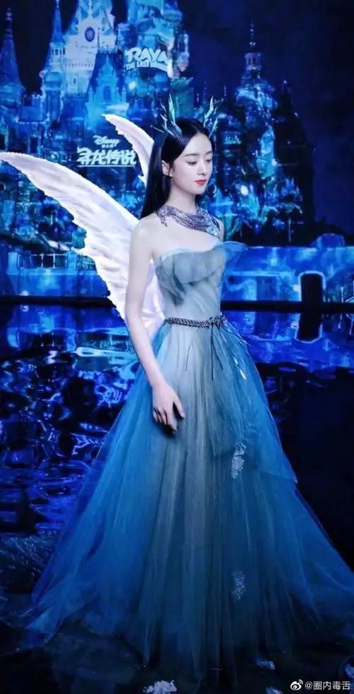 《寻龙传说》今日上映啦,迪士尼在逃公主赵丽颖,一袭纱裙好惊艳