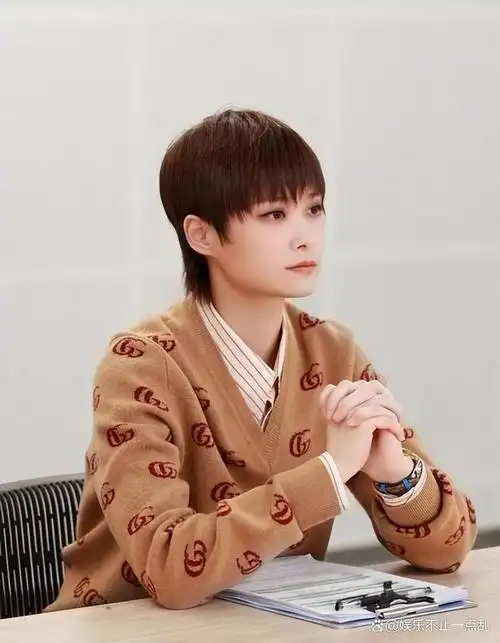 李宇春,第二届超女的冠军,也是当年湖南卫视力捧的女歌手.