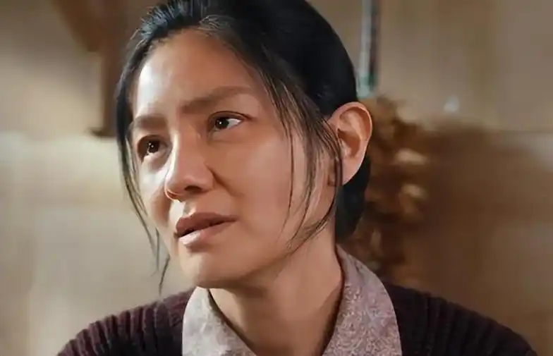 48岁胡可饰演的王素芳,给强行扮嫩的中老年女演员上了一课