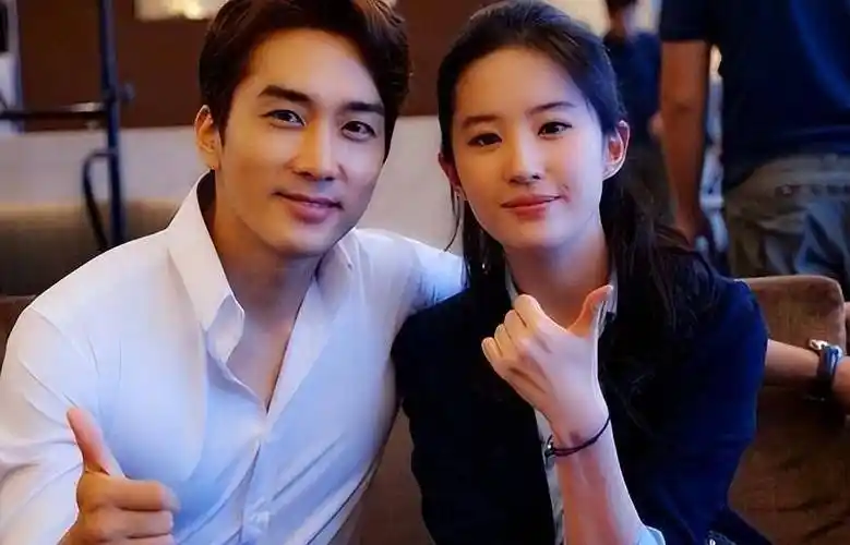 刘亦菲看秀遭遇"够不着的男人",网友:天仙也有求而不得时?