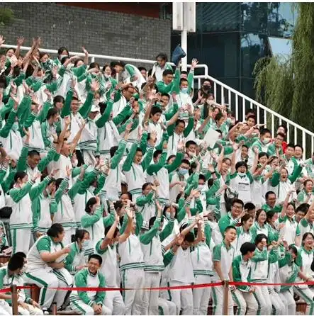 北京多所高中校服闪亮出镜