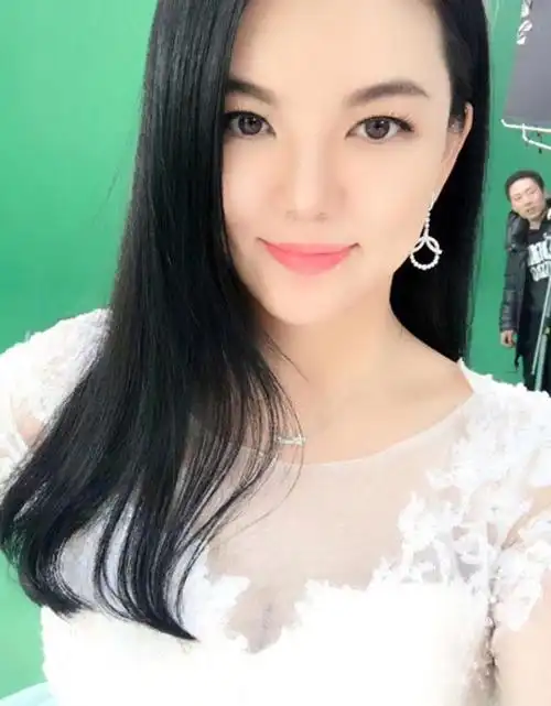 本以为李湘瘦下来很普通谁知她穿上纱裙真美44岁肉感十足