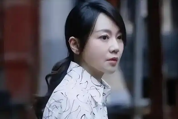 曝闫妮与小7岁李晨恋爱离异19年频谈姐弟恋细节成亮点