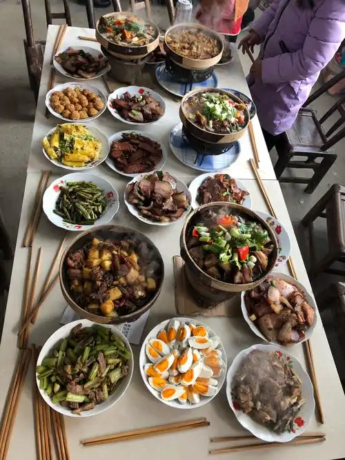 过年啦…爷爷准备了丰盛的一大桌子菜…爷爷辛苦了