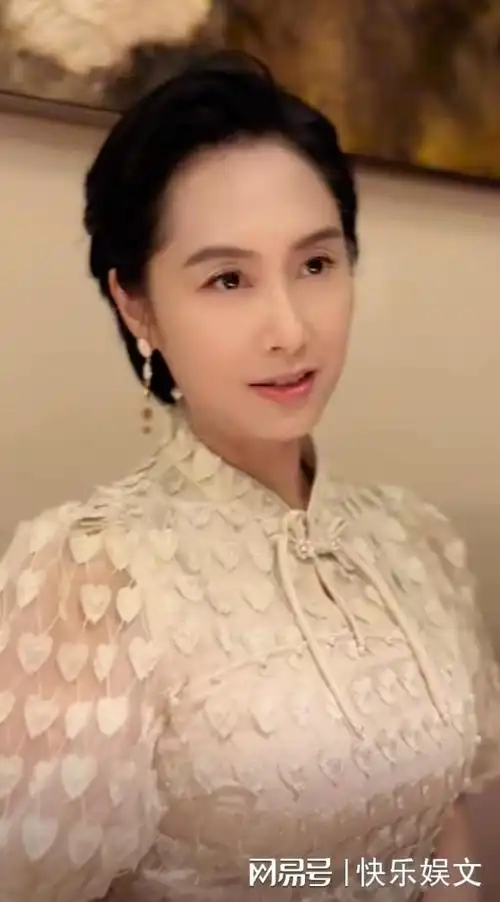 52岁朱茵身材发福认不出!腰圆玉润显富态,嫁黄贯中12年生活幸福