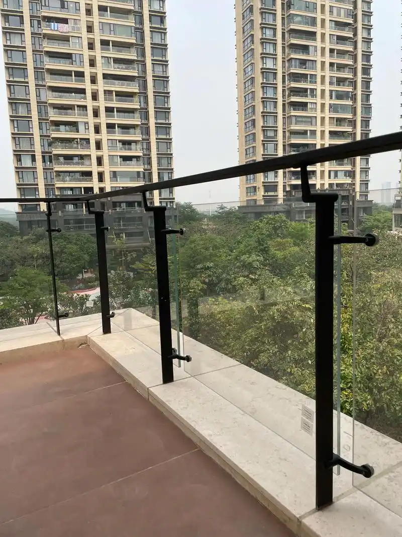 单钢板阳台玻璃护栏的细节展示.这款不锈钢护栏整体是采用304 - 抖音