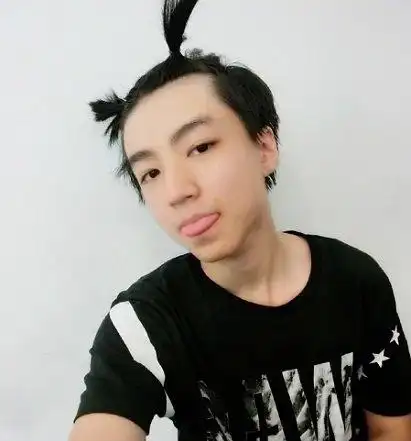 吴亦凡平时都是帅气时尚的模样,吴亦凡卸妆后五官基本没差,就是没了