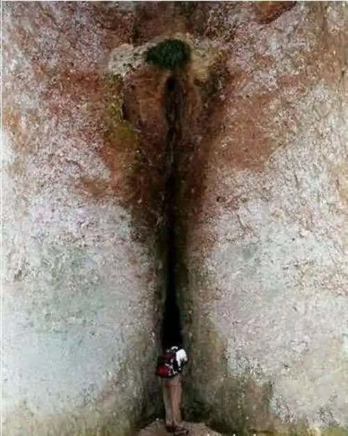 阴元石阳元石,位于韶关丹霞山,经考察,完全是天然雕琢,没有任何人工