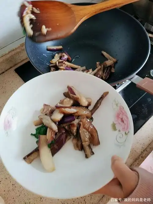 孩子第一次尝试做菜