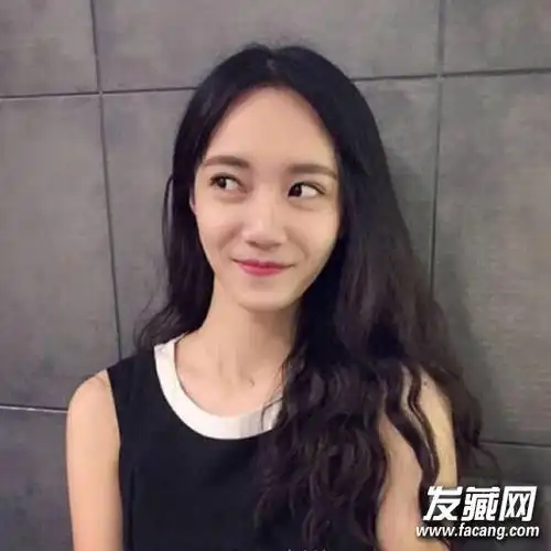 中长发梨花头适合多种年龄层,中分直发加上外翘烫发设计甜美俏皮