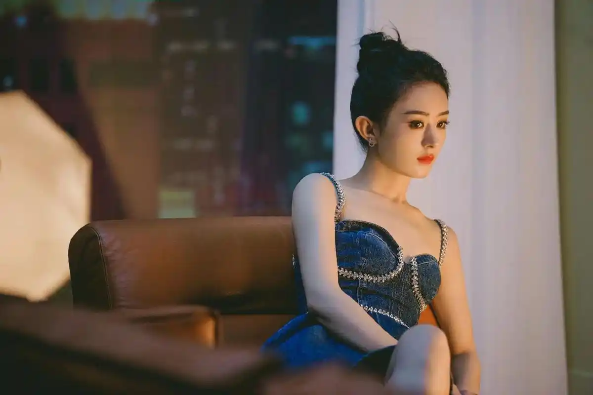 赵丽颖直角肩#赵丽颖一字肩白裙造型花絮照#赵丽颖 - 抖音