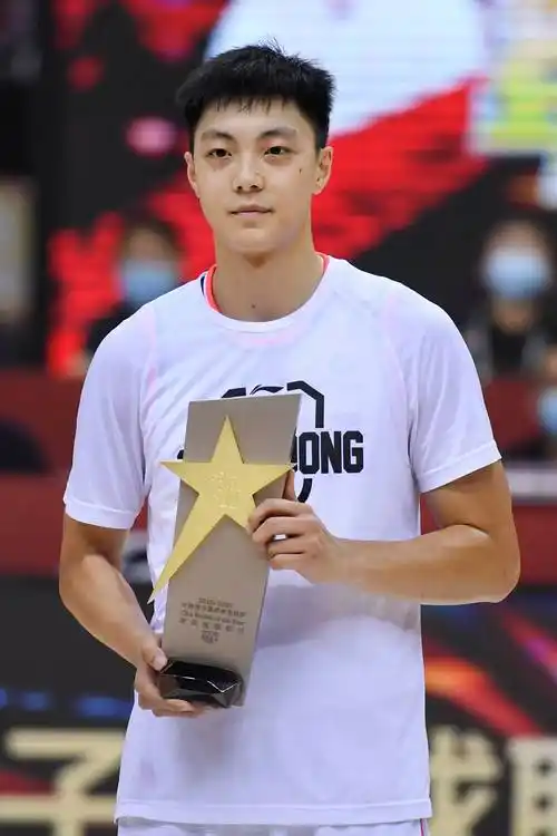 8月2日,年度最佳星锐球员胡明轩在赛前颁奖仪式上手捧奖杯.