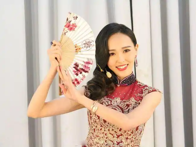 35岁唐嫣终于不低调穿旗袍秀花瓶腰这身材绝了