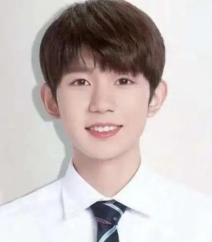 王源个人纪录片爆证件照,离开美颜依然帅气,看上去像个初中生