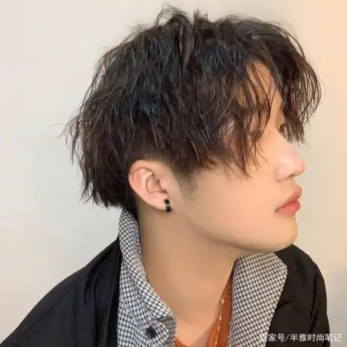 说到渣男发型,第一想到的就是"锡纸烫"