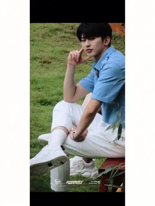 蔡徐坤奔跑吧小白鞋白袜