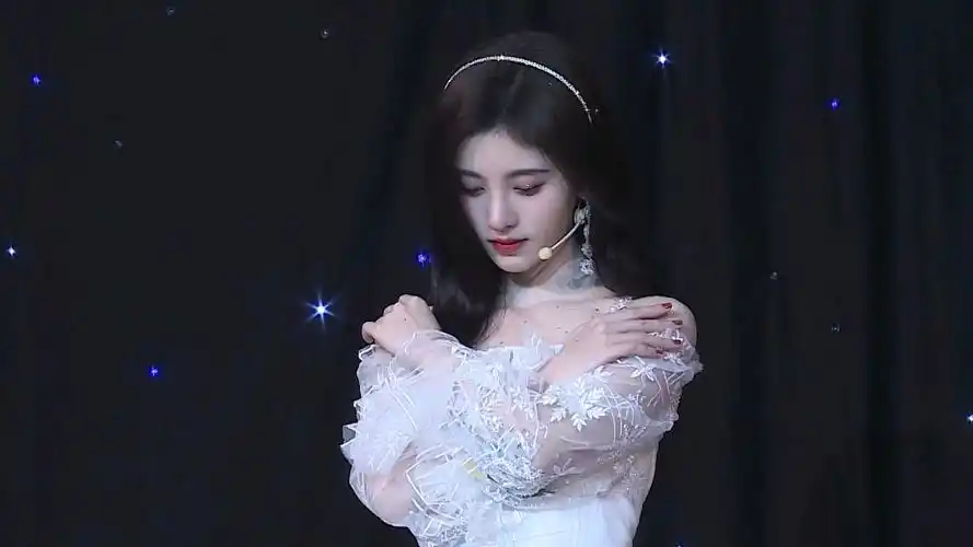 鞠婧祎: 最美冬日