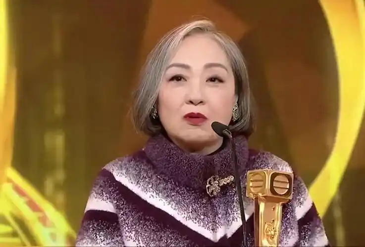 tvb"御用妈妈"卢宛茵自曝被后辈教演戏,对方在片场摆谱讲排场_电视