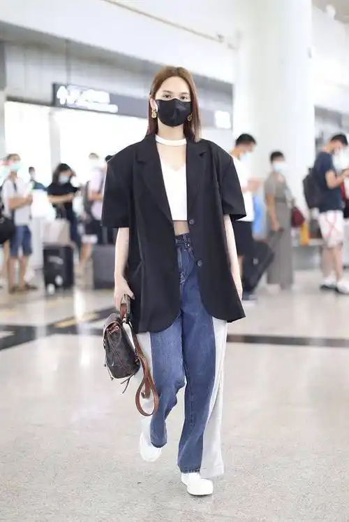 2022年7月31日,长沙,杨丞琳长沙黄花机场街拍.