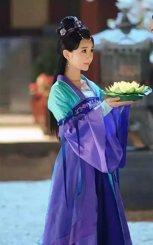 女星古装侧身照,杨紫甜美可人,李沁黑化后气场超强!_全身