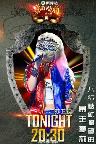 its halloween! 而她的造型则cos小丑