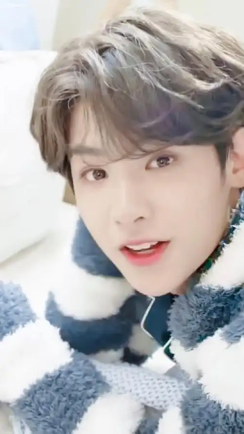 黄明昊0406出道两周年快乐