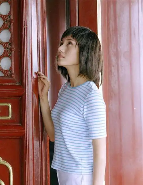 袁泉23岁时美照曝光t恤配五分裤朴素大方眼神纯净有故事