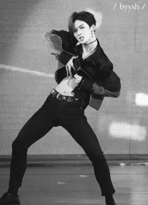 男星晒腹肌修罗场!蜜汁自信疯狂扭腰,人家秀身材舔屏他们是要命