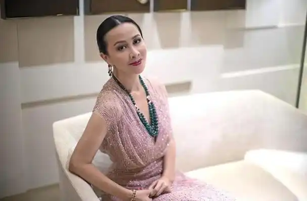 刘嘉玲陪家人赴日本赏花,78岁刘妈妈素颜出镜,母女同框一样优雅