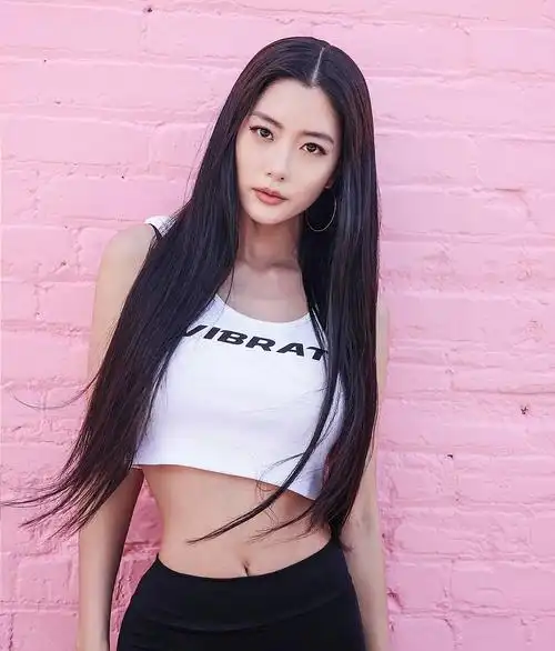 克拉拉38岁写真大放送,魅力难挡,你敢挑战自己的定力吗?