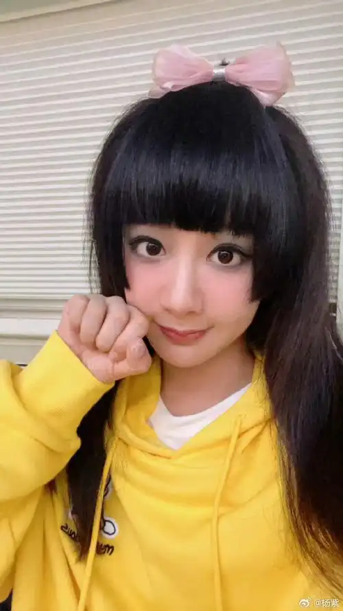 杨紫厚刘海##原来杨紫晒非主流照片是因为输了