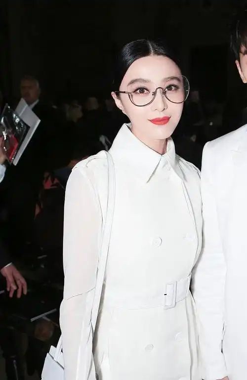 范冰冰现身巴黎时装周 一身纯白装扮似冰雪王后