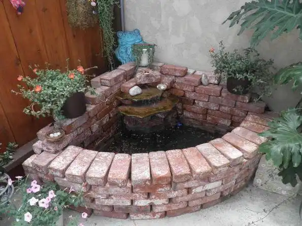 拉了一车红砖回家水泥都不抹在院子拐角堆了个小鱼池美极了