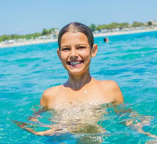 女孩_海中_特写_头像_游泳_透明_海洋_高清图片_全景视觉