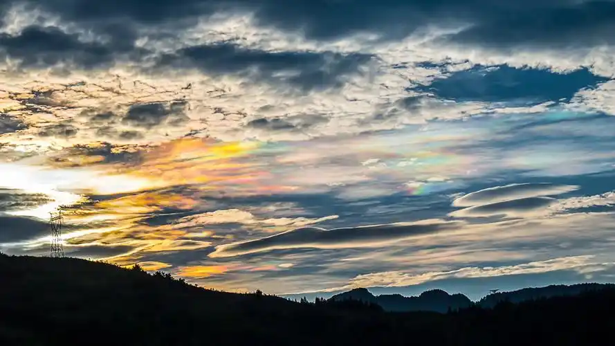 难得一见的七彩云霞