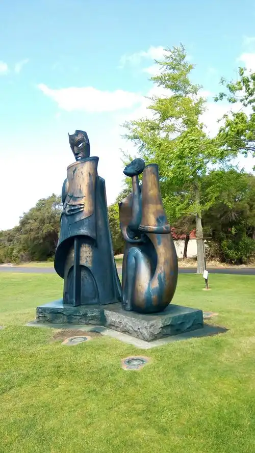这是广场一角雕塑的毛利人男女俏像.他们是毛利人的朱丽叶与罗密欧.