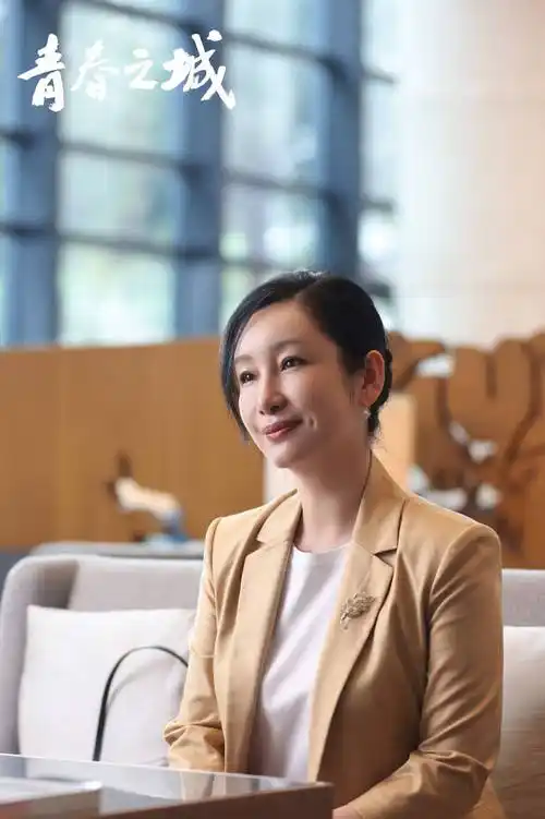 秦海璐《青春之城》首周收视破1,新剧造型接地气_夏末_演技_剧中