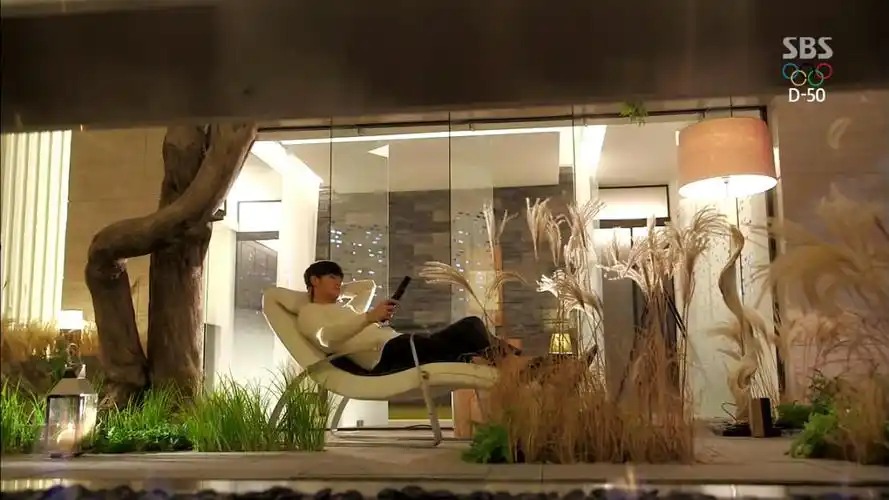 来自星星的你都教授和千颂伊家里楼梯下面发出火苗的那个是什么?