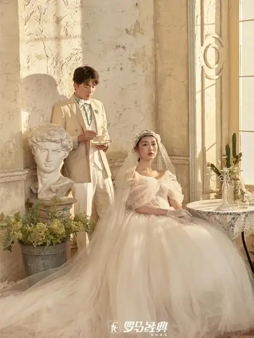 室内婚纱照简约大气