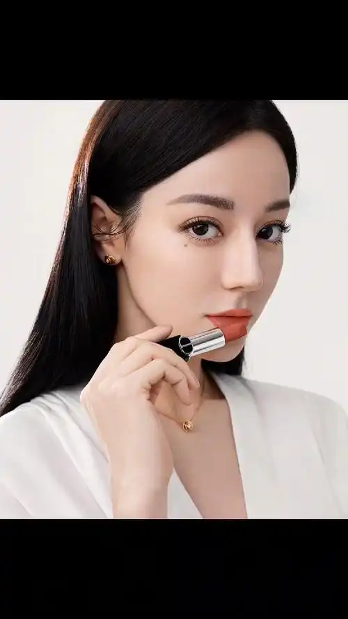 迪奥全球品牌大使迪丽热巴,迪奥全球彩妆及香氛代言人迪丽热巴