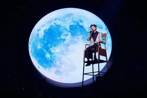 王源双台跨年忙 四首不同曲目展现多变舞台表现力