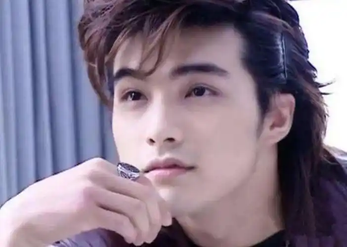 据悉,贺军翔今年38岁,是中国台湾知名男演员,出演过《爱情合约》